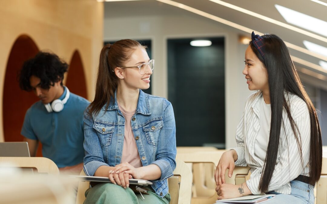 How to Make Friends in College (Without the Awkwardness)